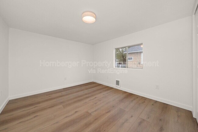 Building Photo - 627 E Wellesley Ave