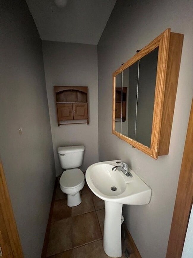 Building Photo - 3 bedroom 1.5 bathroom