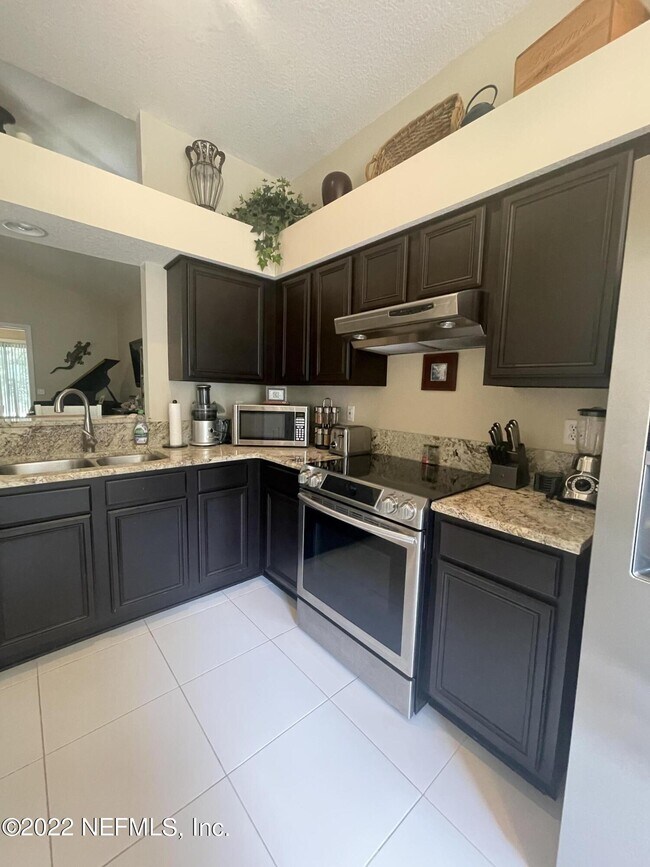 Building Photo - 204 Salt Grass Ct