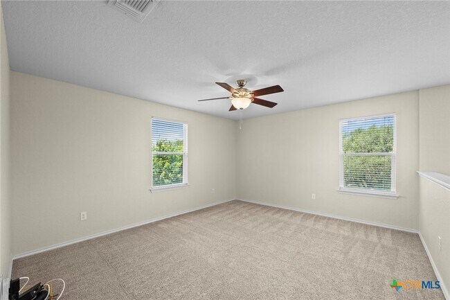 Building Photo - 220 Hinge Creek