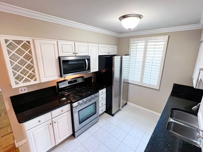 Building Photo - Sun-filled 1 Bed 1 Bath Condo With Garage Parking In The Heart Of Ballston - Water Included