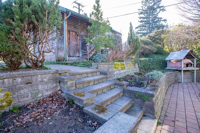 Building Photo - Gorgeous Vintage Home in Downtown Langley with Detached Guest Studio!!