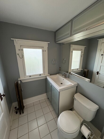 Spacious bathroom - 111 S 600 E