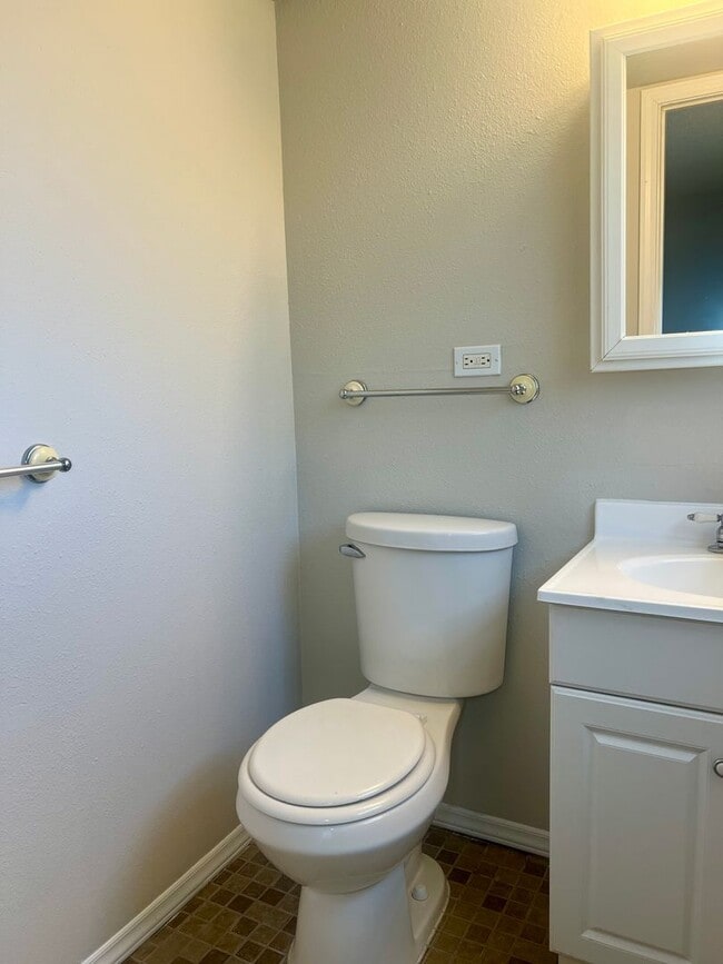 Building Photo - 3 Bedroom available Near Cherry Creek State Park!