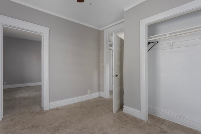 Building Photo - 915 E 29th St