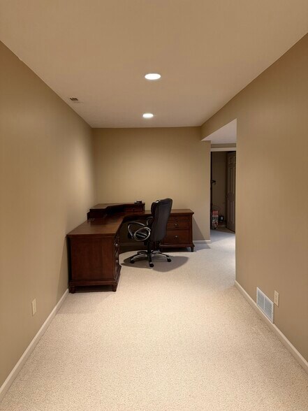 Building Photo - 805 N 131st Plz