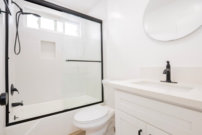 Building Photo - Recently Renovated 1 Bed / 1 Bath Apartmen...