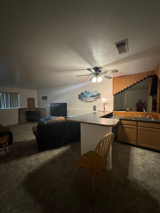 Building Photo - 825 W Sage St