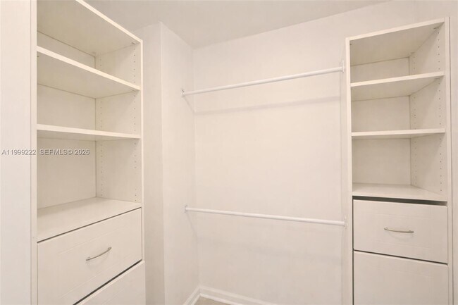 Building Photo - 100 Lincoln Rd