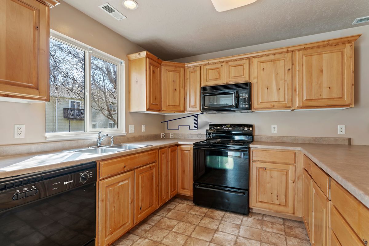 Building Photo - 1077 1675 S