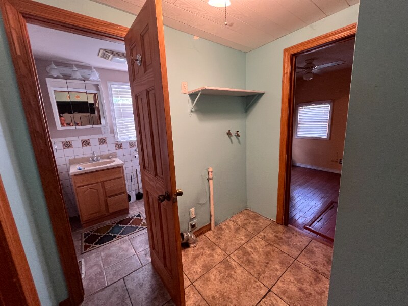 Building Photo - 824 Meadow Ave