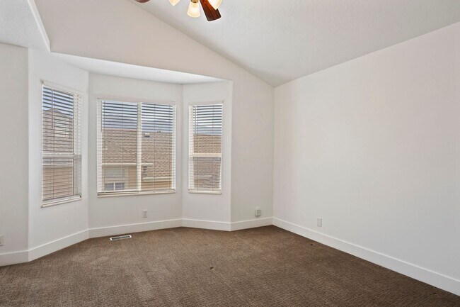 Building Photo - Spacious 4 Bedroom 3 Bathroom Layton Home