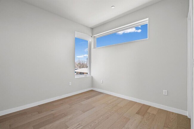 Building Photo - 5605 Sunshine Dr