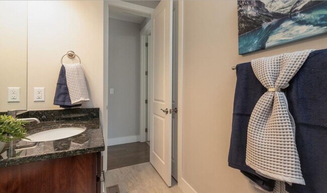 Building Photo - Gorgeous & Large 3 Bedroom 2 Bath Home wit...