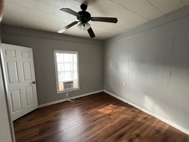 Building Photo - 2 Bedroom 1 Bathroom Home in quiet neighbo...