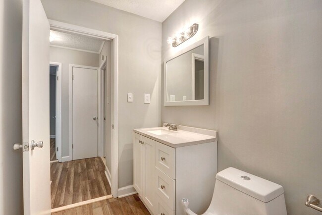 Building Photo - Large 3BR/1BA Downtown House For Rent Walking Distance to Daffin Park