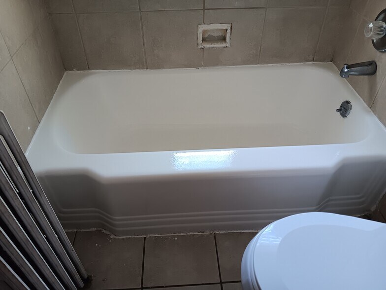 Reglazed Bathtub - 4753 Rapid Run Rd