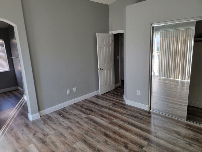 Building Photo - 3 Bedroom Townhouse with a backyard