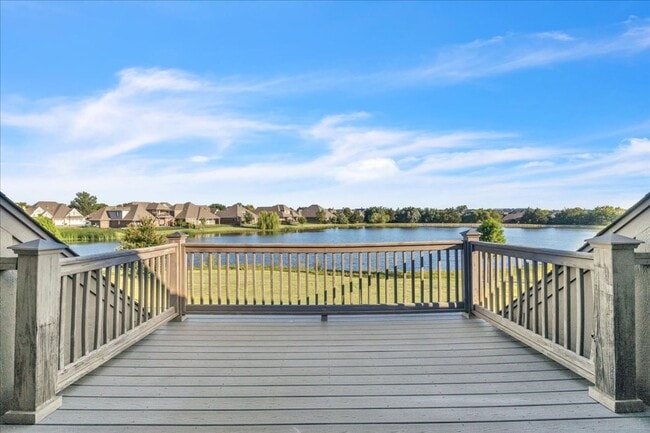 Building Photo - Beautiful Regency Poine backs to the Pond