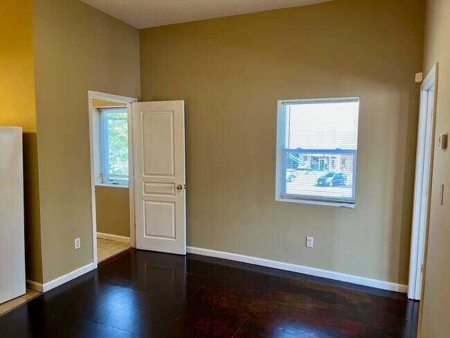 Building Photo - 105 W Market St