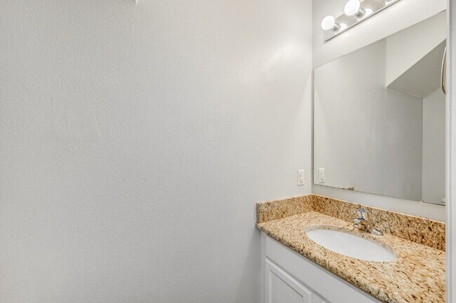 Building Photo - End Unit in Lake Washington Townhomes!!