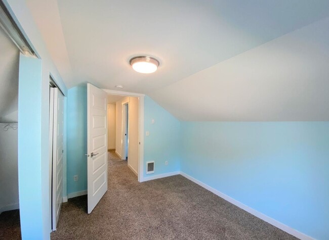 Building Photo - Vintage University Place Four Bedroom