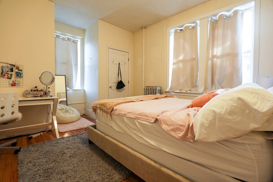 Building Photo - 324 St Paul St