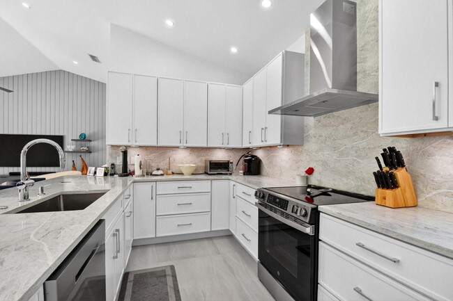 Building Photo - 5063 Ventura Dr