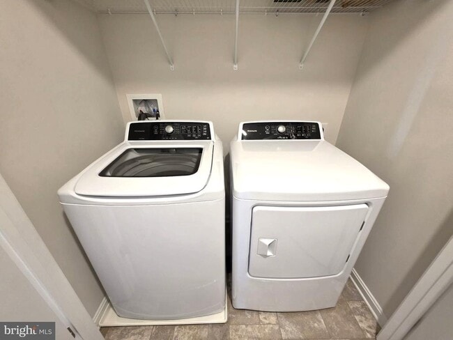 Building Photo - 426 Creekbed Cir