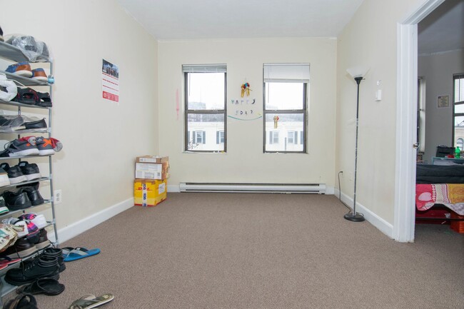 Building Photo - Mission Hill 3 Bed – High Ceilings – Hot Water Included – Parking Available – 9/1