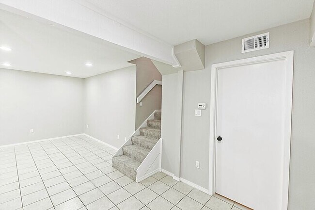 Building Photo - 889 Dublin Dr