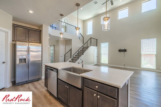 Building Photo - Stunning 4 Bedroom Home. Dog friendly!