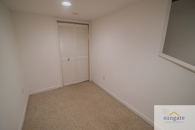 Building Photo - 615 S Glover St