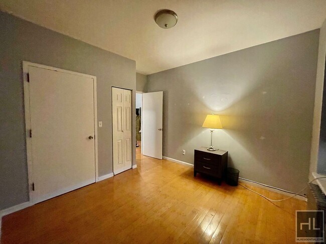 Building Photo - Prime Location!!! Spacious 1 bedroom with ...