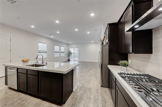 Building Photo - 102 Ibiza Lk Dr