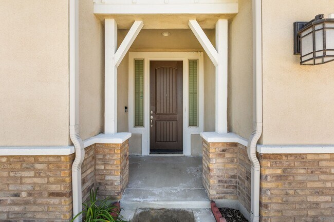 Building Photo - Stunning 4 bedroom 3 bath home in Summer Wind Trail Community