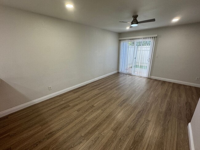 Building Photo - 2 Bedroom Townhome Remodeled