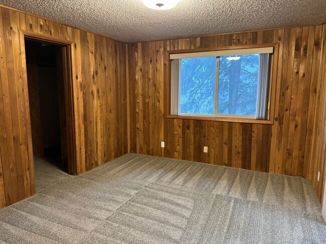 Building Photo - Spacious secluded house in Thurston Hills!