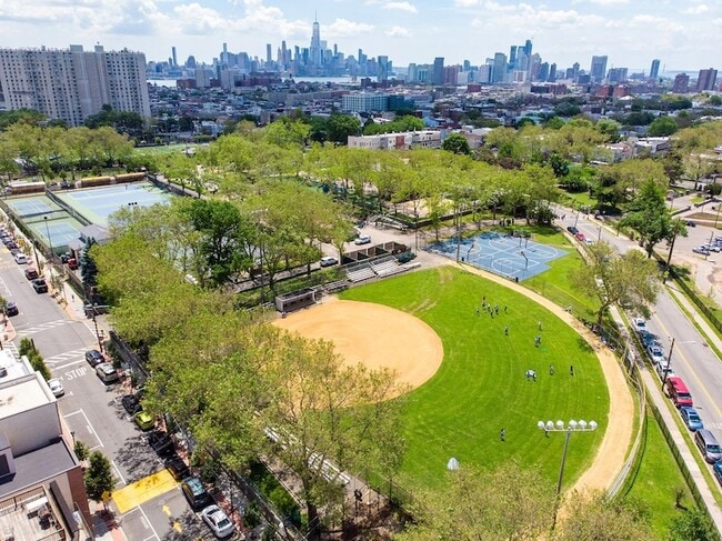 Building Photo - 605 New York Ave