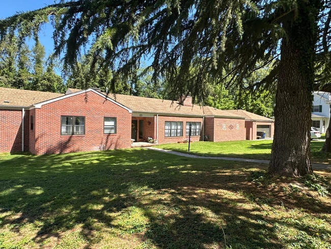 Building Photo - 141 Hazel Rd