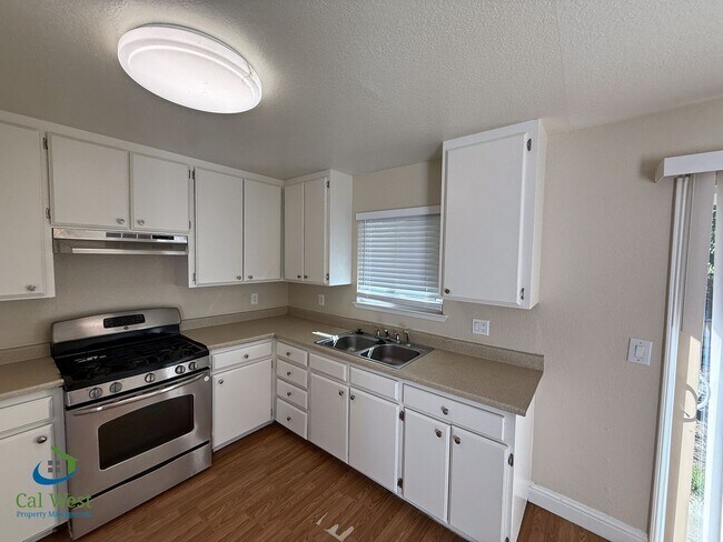 Building Photo - $2995.00 Spacious 3 Bed / 2 Bath Cottage i...