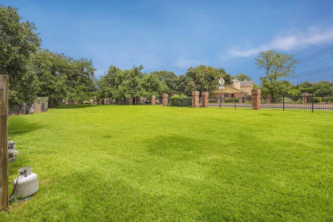 Building Photo - 1411 Gracy Farms Ln