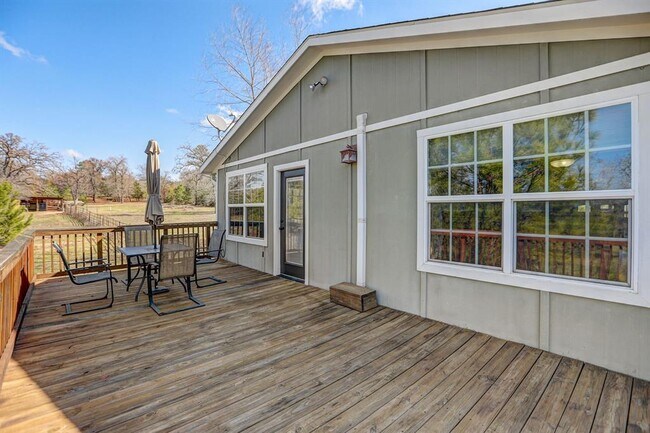 Building Photo - 460 Pine Tree Loop