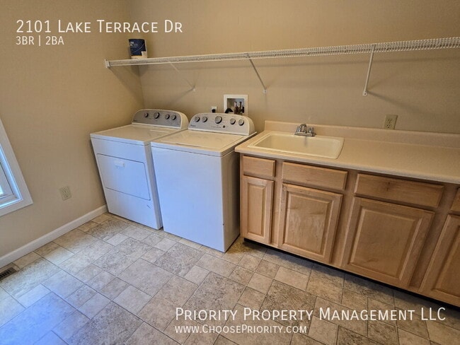 Building Photo - 2101 Lake Terrace Dr
