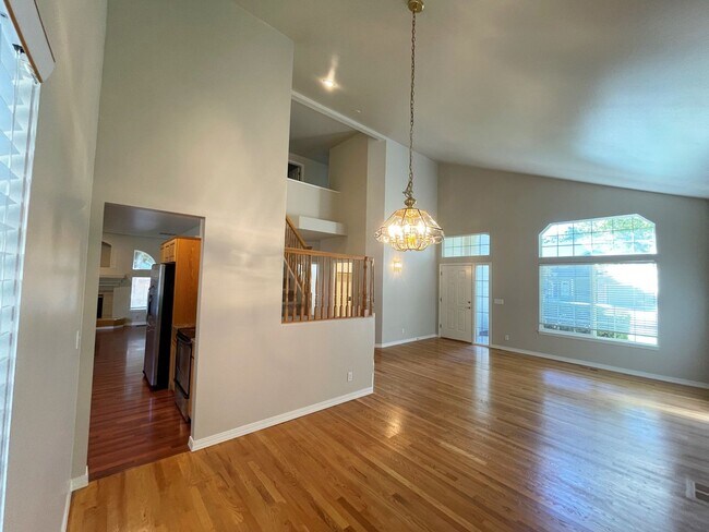 Building Photo - Beautiful 5bd 3ba home on corner lot, Edge...