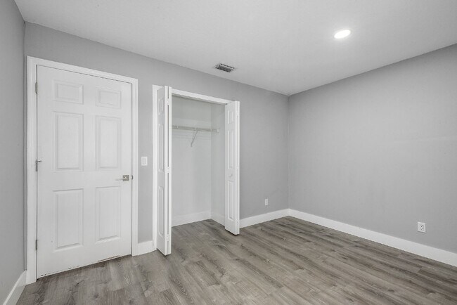 Building Photo - Stunning 3 Bed, 2 Bath Home in Vizcaya Estates