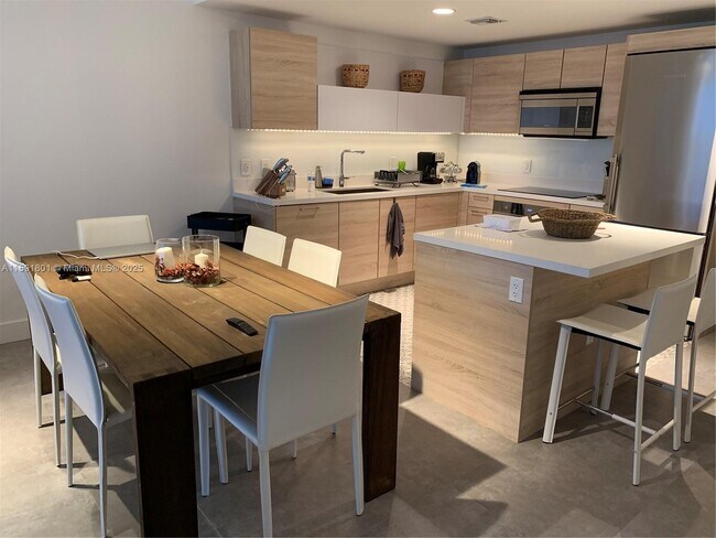 Primary Photo - 16385 Biscayne Blvd