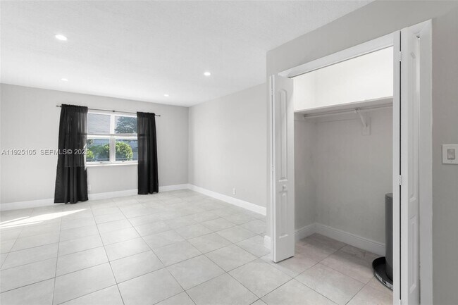 Building Photo - 4021 N Andrews Ave