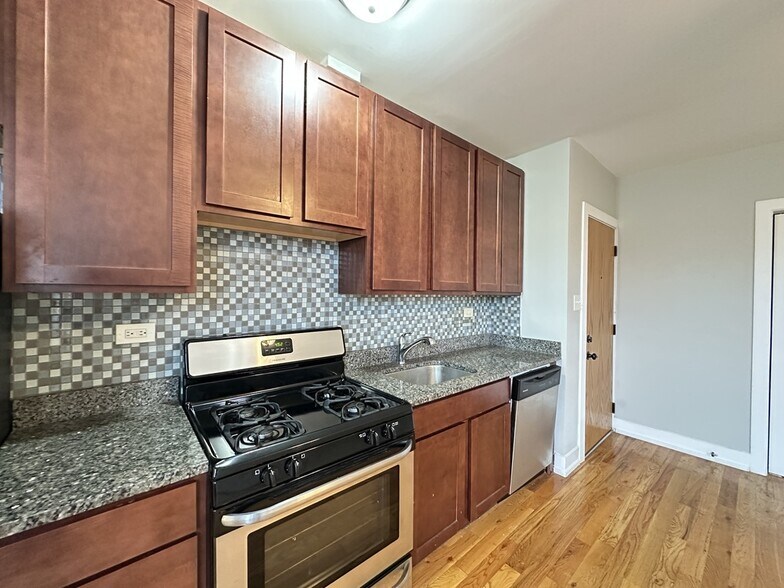 Building Photo - 852 W Diversey Pkwy