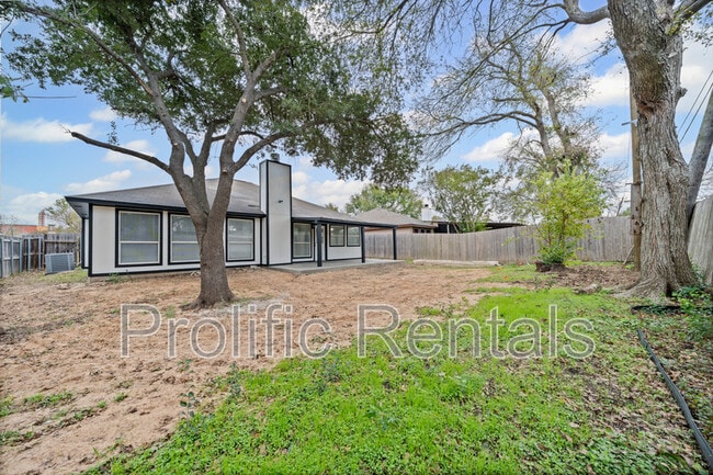 Building Photo - 4417 Briarwood Dr